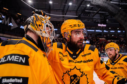 Skellefteås målvakt Linus Söderström och Luke Witkowski