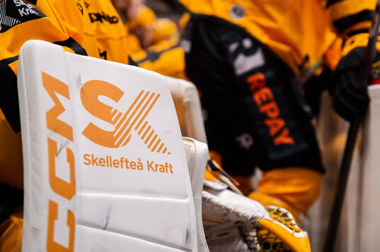 Skellefteå Krafts logotyp på Skellefteås målvakt Gustaf
