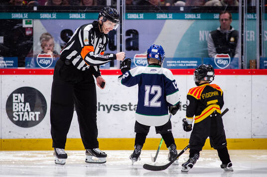 Domare Tobias Björk får matchpucken levererad av matchens
