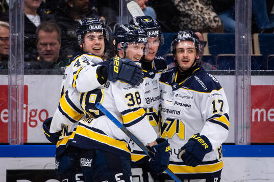 HV71s Oskar Stål-Lyrenäs jublar med lagkamrater