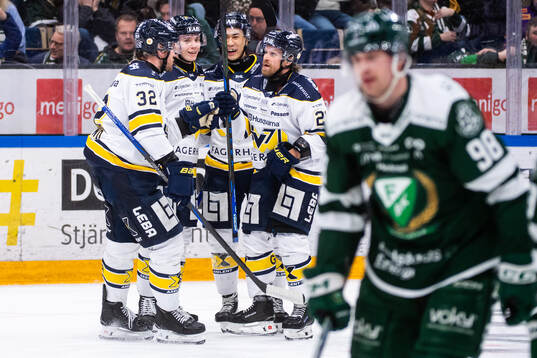 HV71s Mattias Tedenby jublar med lagkamrater