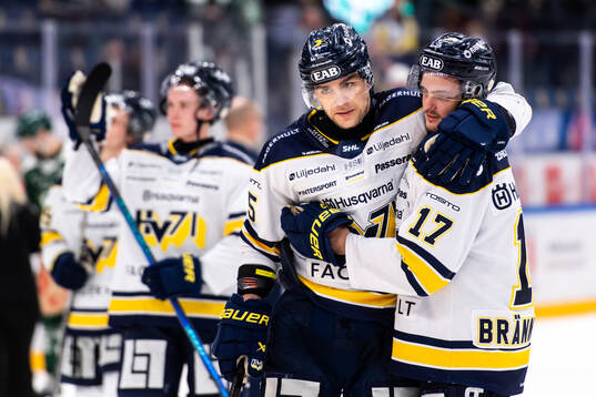 HV71s Radan Lenc och Isac Brännström jublar