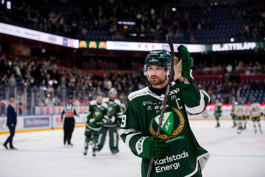 Färjestads Linus Johansson tackar supportar
