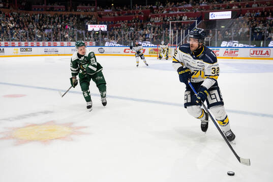 Färjestads Oskar Steen och HV71s Oscar Engsund
