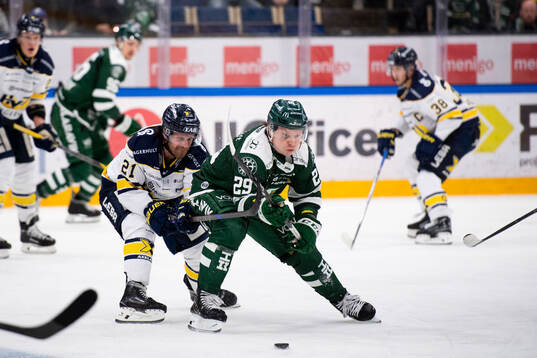 HV71s Mattias Tedenby och Färjestads Oskar Steen