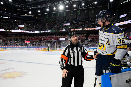 under ishockeymatchen i SHL mellan Färjestad och HV71