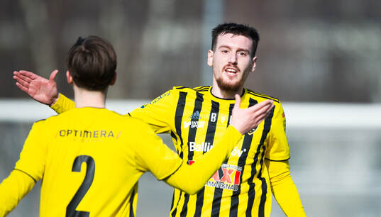 2-målsskytten Erjan Rama grattas av Gustav Persson i
