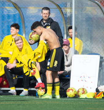 IFK Hässleholms Zeidan Sala byter tröjai träningsmatchen