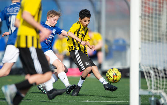 IFK Hässleholms Mustafa Ali bredsida in ett av sina mål i