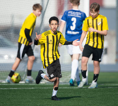 IFK Hässleholms Mustafa Ali har gjort mål och jublar i