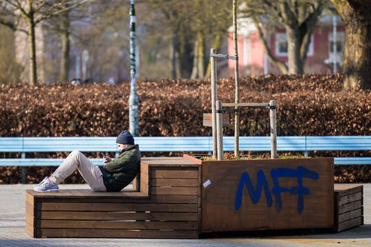 En person med mobiltelefon i solen