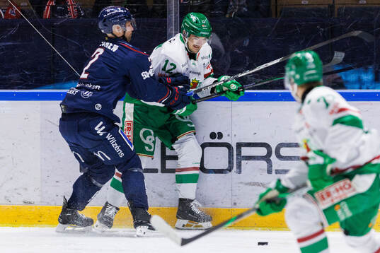 Linköpings Rasmus Rissanen och Rögles Brady Ferguson