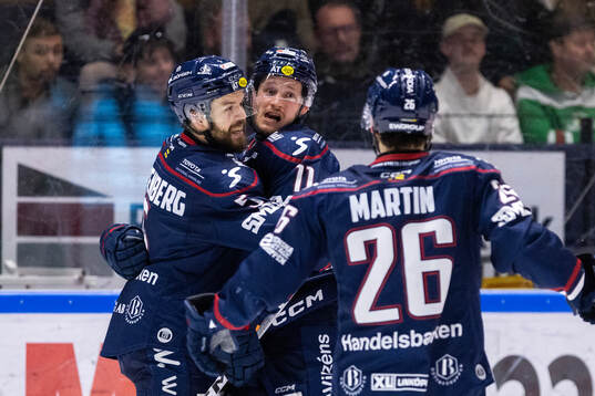 Linköpings Henrik Törnqvist jublar med Oscar Fantenberg