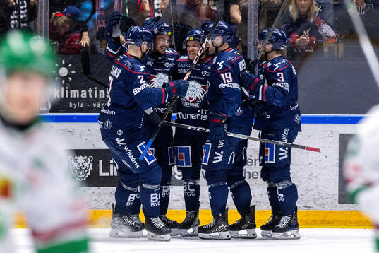 Linköpings Johan Johnsson jublar med lagkamrater
