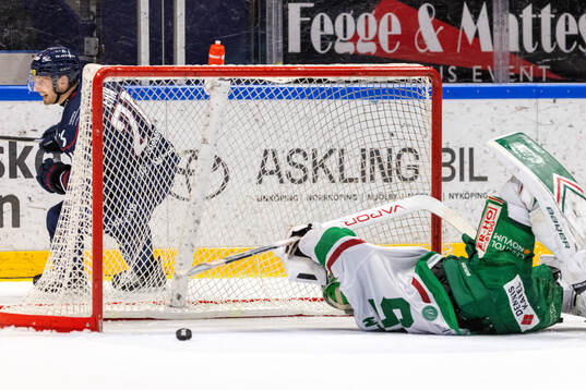 Linköpings Christoffer Ehn gör 3-2 bakom Rögles målvakt