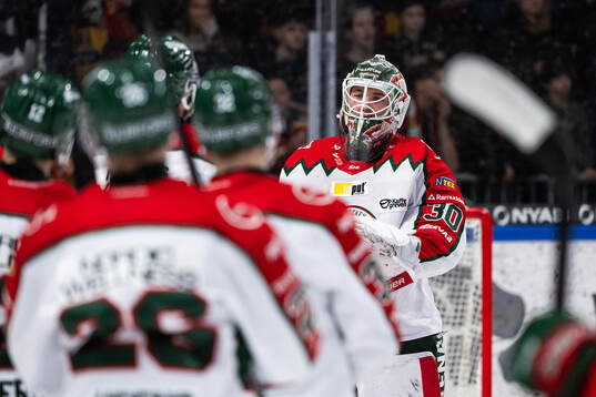 Frölundas målvakt Tobias Normann jublar