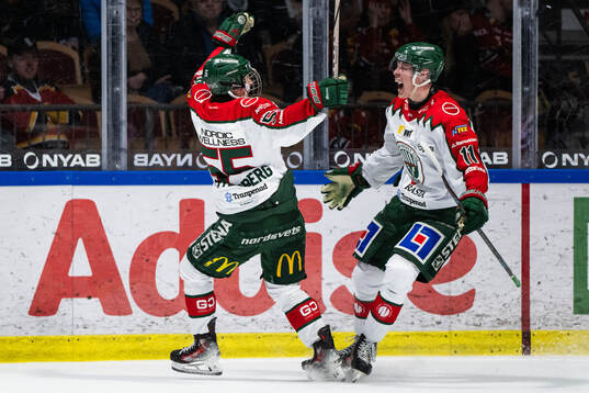 Frölundas Ivar Stenberg och Oskar Wahlberg jublar