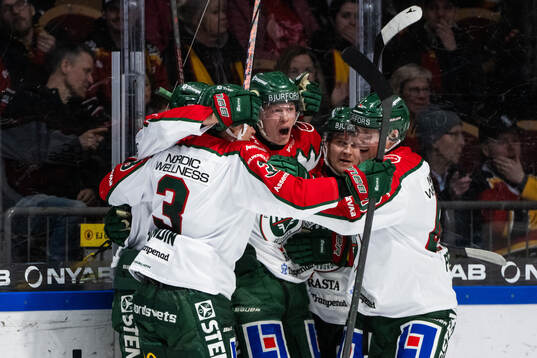 Frölundas Oskar Wahlberg jublar med lagkamrater
