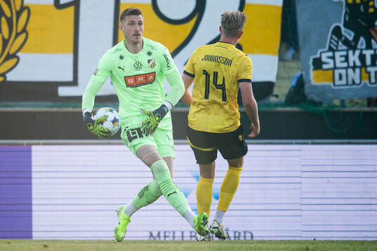 Häckens målvakt Andreas Linde och Mjällbys Herman