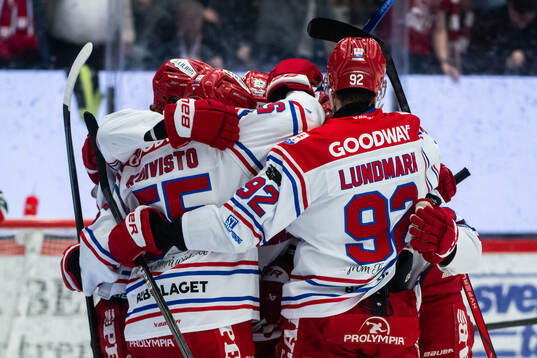 Timrås Filip Hållander jublar med lagkamrater