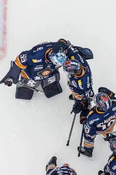 Växjös målvakt Emil Larmi jublar
