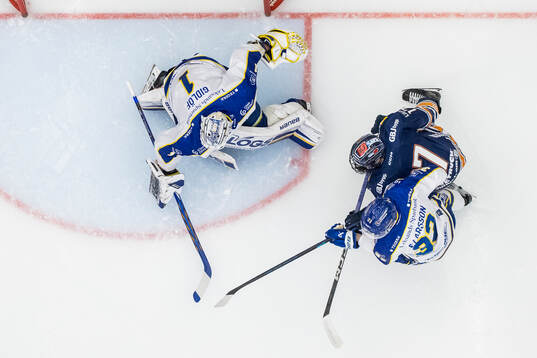 Leksands målvakt Marcus Gidlöf och Växjös Morgan