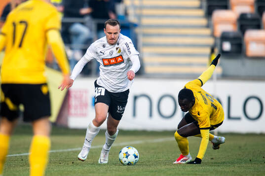 Häckens Marius Lode och Mjällbys Abdoulie Manneh