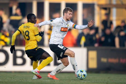 Mjällbys Abdoulie Manneh och Häckens Simon Gustafson