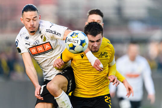 Häckens Amor Layouni och Mjällbys Jesper Gustavsson