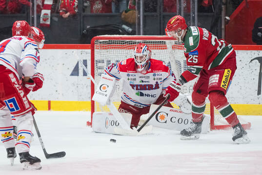 Timrås målvakt Tim Juel och Modos Sam Vigneault