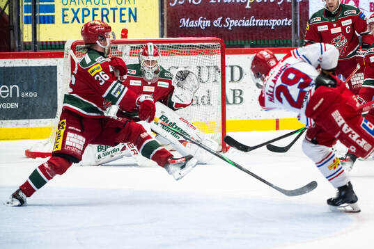 Timrås Filip Hållander gör 2-1 på Modos målvakt Lassi