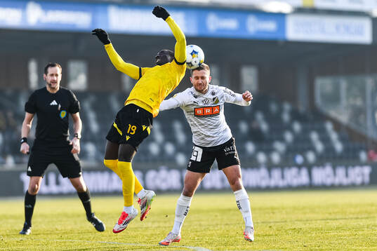 Mjällbys Abdoulie Manneh och Häckens Adam Lundkvist