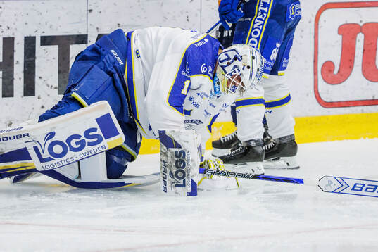 Leksands målvakt Marcus Gidlöf har ont