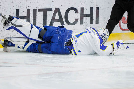 Leksands målvakt Marcus Gidlöf har ont