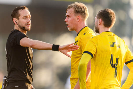 Domare Victor Wolf i samtal med Mjällbys Herman Johansson