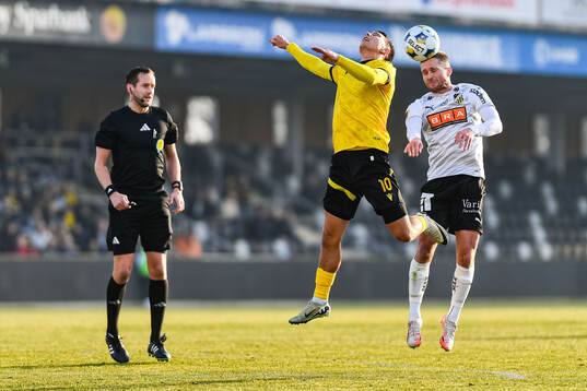 Domare Victor Wolf, Mjällbys Nicklas Røjkjær och