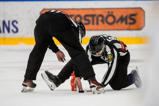 Linjedomare Christian Billing och och Linjedomare Rasmus