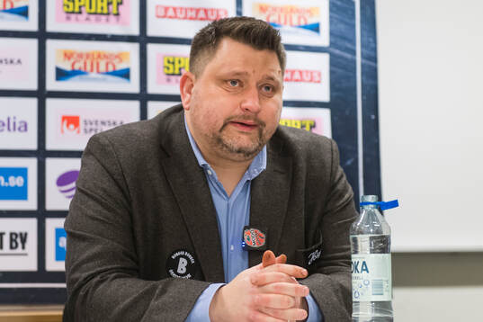 Modos tränare Mattias Karlin