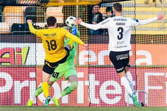 Mjällbys Jacob Bergström och Häckens målvakt Andreas