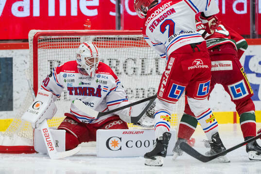 Timrås målvakt Jacob Johansson och Per Svensson och Modos