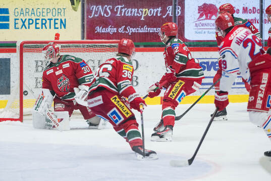 Timrås Filip Hållander gör 2-1 på Modos målvakt Lassi