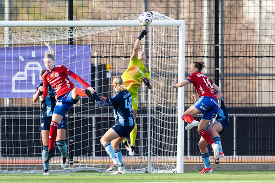 Djurgårdens målvakt Anna Aurora Koivunen boxar bort en