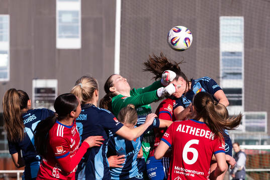 Vittsjös målvakt Elin Vaughan boxar bort bollen framför