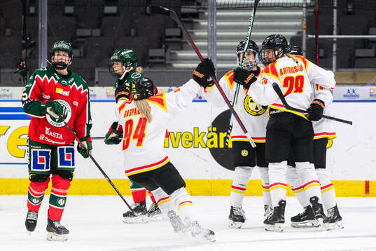 Brynäs Julia Östlund jublar med lagkamrater
