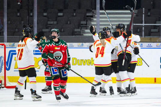 Brynäs spelare jublar med målskytt Julia Östlund