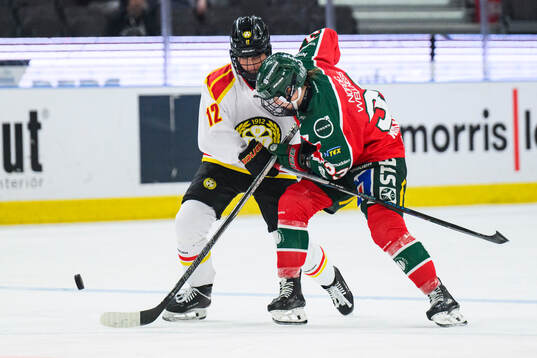 Brynäs Mina Waxin och Frölundas Michelle Karvinen