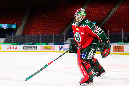 Frölundas målvakt Stephanie Neatby jublar