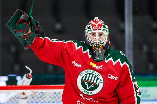 Frölundas målvakt Stephanie Neatby jublar