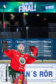 Frölundas målvakt Stephanie Neatby jublar