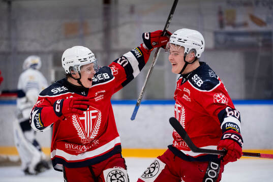 Forshagas Hugo Hell och Hugo Ek Koskela jublar